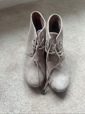 Toms Women's Suede Lace-Up Ankle Boots in Light Gray